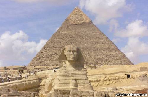 Сфинкс у пирамид фараонов в Гизе